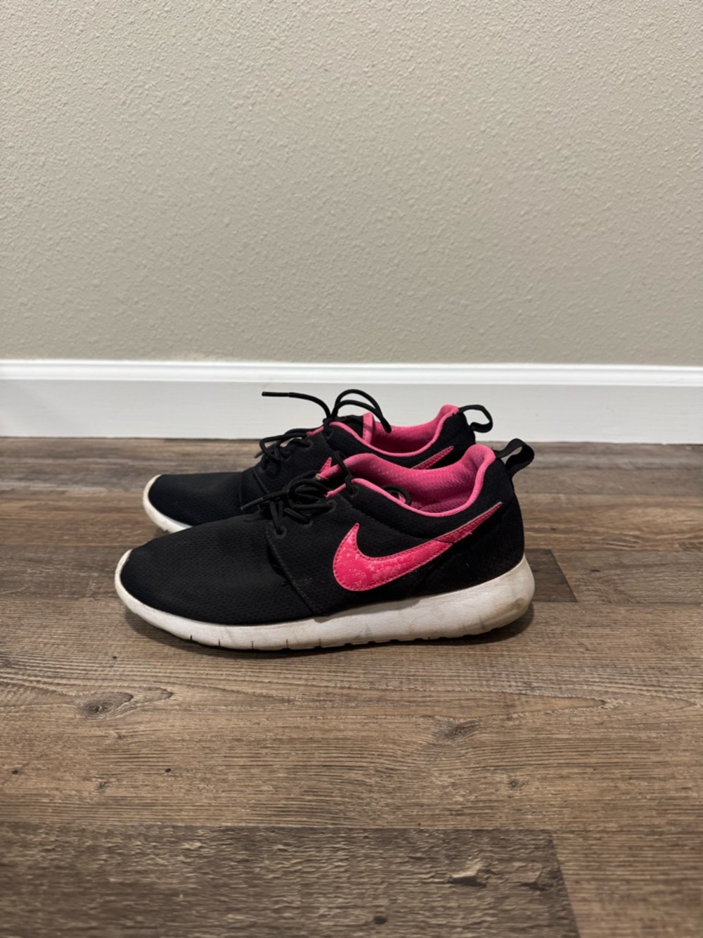 Nike 6Y Black & Pink Roches